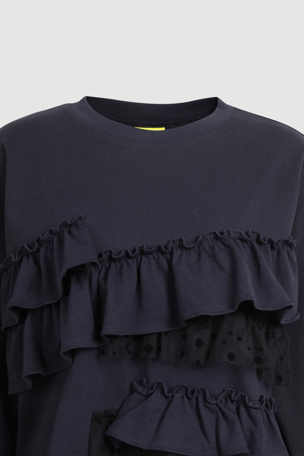 다크 네이비 색상의 프릴 포인트 스탠다드핏 긴팔 티셔츠입니다. 봄, 가을에 어울리는 얇은 두께의 면 소재로 제작되어 편안한 착용감을 선사합니다. 라운드넥 디자인에 메쉬 프릴 디테일이 더해져 캐주얼하면서도 여성스러운 분위기를 연출합니다. 16수 싱글 져지 소재로 제작되어 부드러운 촉감을 느낄 수 있으며, 데이트룩이나 봄 소풍룩과 같은 TPO에 활용하기 좋습니다. 미니멀, 캐주얼, 걸리시 스타일을 즐겨 입는 여성분들께 추천합니다.

