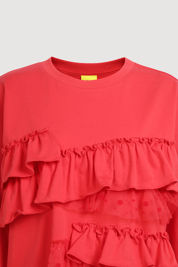 프릴 포인트 스탠다드 핏 롱 슬리브 티셔츠 (레드)는 여성용 티셔츠로, 봄, 가을에 캐주얼하게 즐겨 입기 좋습니다. 부드러운 면 소재에 얇은 두께감으로 편안한 착용감을 선사하며, 라운드넥과 긴 소매 기장으로 디자인되었습니다. 스탠다드 핏으로 어떤 스타일에도 잘 어울리며, 프릴 디테일이 여성스러운 무드를 더합니다. 16수 싱글 져지 원단과 메쉬 소재 믹스로 포인트를 주었으며, 데이트룩이나 봄 소풍룩에 매치하기 좋습니다. 진한 컬러 특성상 이염에 유의하여 착용하십시오.
