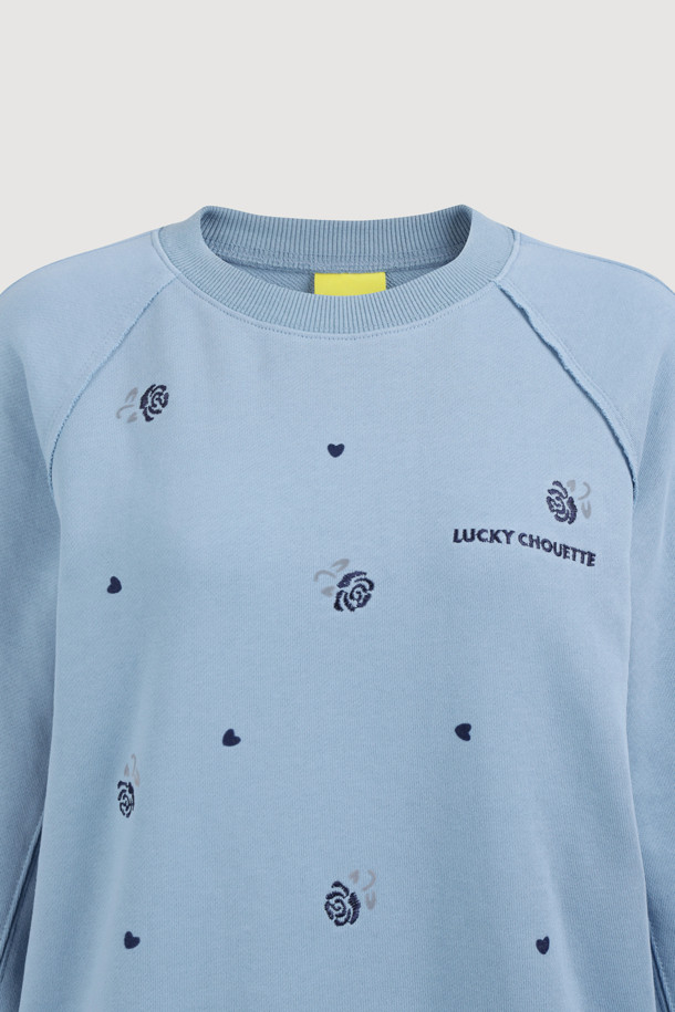 블루 컬러의 플라워 자수 스웨트 티셔츠입니다. 부드러운 면 소재로 제작되어 편안한 착용감을 선사하며, 봄, 가을 시즌에 활용하기 좋습니다. 캐주얼하고 미니멀한 스타일로, 일상복이나 봄 소풍룩으로 연출하기 좋습니다. 장미 모티브 프린트와 레터링 자수 디테일이 돋보이며, 루즈핏과 라운드넥 디자인으로 편안하게 착용할 수 있습니다. 긴 소매 기장으로 간절기 날씨에 적합하며, 다양한 하의와 매치하여 스타일리시하게 연출해보세요.
