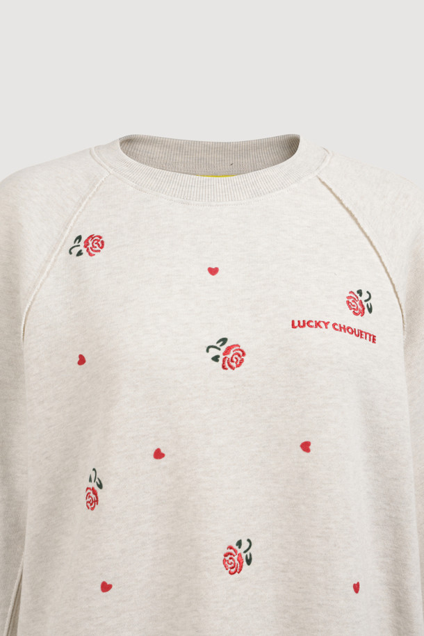 플라워 자수 스웨트 티셔츠 (오트밀)는 부드러운 면 소재로 제작되어 편안한 착용감을 선사합니다. 루즈핏으로 제작되어 여유로운 실루엣을 연출하며, 라운드넥과 긴소매 디자인으로 어떤 스타일에도 잘 어울립니다. 가을, 겨울 시즌에 적합하며, 두꺼운 두께감으로 따뜻하게 입을 수 있습니다. 장미 모티브와 레터링 자수 디테일이 돋보이는 캐주얼 스타일의 맨투맨으로, 집콕룩이나 산책룩으로 활용하기 좋습니다.
