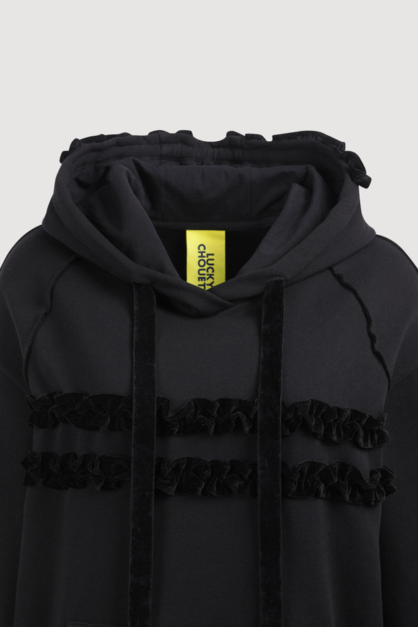 프릴 포인트 루즈핏 후드 티셔츠 (블랙)는 여성 고객을 위한 캐주얼 스타일의 후드 티셔츠입니다. 솔리드 3단 쮸리 면 소재로 제작되어 편안한 착용감을 제공하며, 봄, 가을에 적합합니다. 루즈핏으로 활동성을 높였으며, 프릴 디테일과 캥거루 포켓, 레터링 자수 디자인으로 포인트를 더했습니다. 산책룩, 집콕룩 등 다양한 TPO에 활용 가능하며, 미니멀한 스타일 연출에도 용이합니다. 긴 소매 기장의 무지 디자인으로 어떤 하의와도 쉽게 매치할 수 있습니다.
