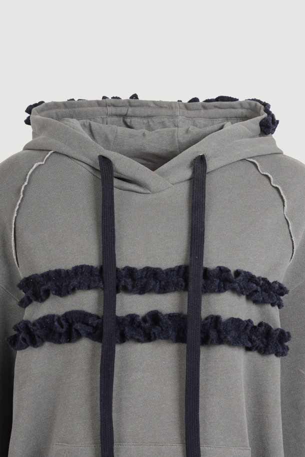 프릴 포인트 루즈핏 후드 티셔츠 (그레이)는 3단 쮸리 소재로 제작되어 부드러운 촉감을 선사하는 데일리 후드 티셔츠입니다. 캐주얼, 미니멀, 스트리트 스타일을 모두 소화할 수 있으며, 캥거루 포켓과 레터링 자수 디테일이 돋보입니다. 루즈핏으로 편안한 착용감을 제공하며, 피그먼트 워싱으로 빈티지한 멋을 더했습니다. 봄, 가을, 겨울 모두 활용 가능하며, 집콕룩이나 산책룩으로 활용하기 좋습니다. 
