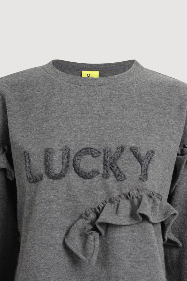 멜란지 그레이 컬러의 크로셰 자수 포인트 롱 슬리브 티셔츠입니다. 부드러운 니트라이크 져지 소재로 제작되어 편안한 촉감을 선사하며, 가을/겨울 시즌 데이트룩, 모임룩에 적합합니다. 라운드넥에 루즈핏으로 디자인되어 캐주얼, 미니멀, 로맨틱 스타일을 연출하기 좋습니다. 섬세한 뜨개 자수 포인트와 프릴 디테일이 여성스러운 무드를 더합니다. 얇은 두께로 제작되어 간절기부터 겨울까지 스타일리시하게 착용할 수 있습니다.
