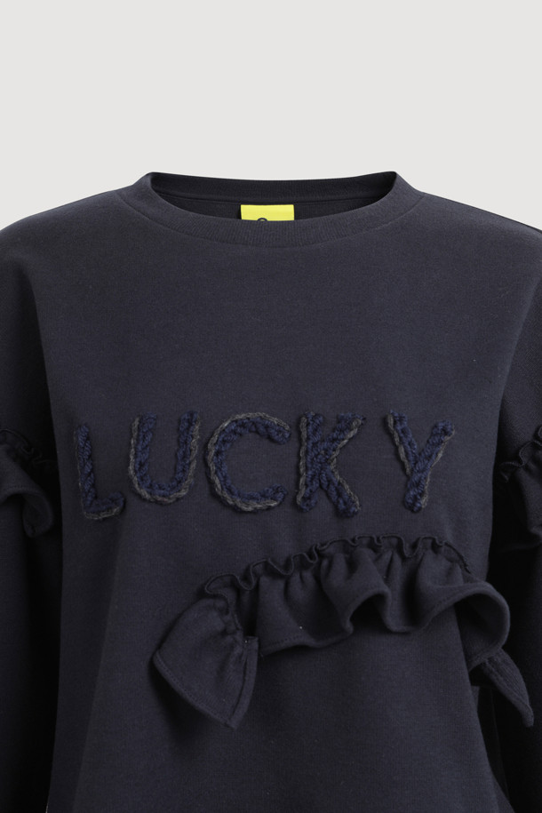 다크 네이비 컬러의 크로셰 자수 포인트 롱 슬리브 티셔츠입니다. 부드러운 니트라이크 져지 소재로 제작되어 편안한 착용감을 선사하며, 라운드넥과 루즈핏으로 캐주얼한 무드를 더했습니다. 프릴 디테일과 뜨개 자수 포인트가 여성스러운 매력을 돋보이게 합니다. 봄, 가을 시즌 데이트룩, 산책룩 등 다양한 일상 스타일에 활용하기 좋은 웨어러블한 디자인입니다. 미니멀, 걸리시 스타일을 즐겨 입는 여성분들께 추천합니다.
