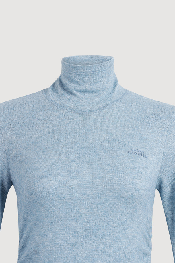 [Re-Order] 프릴 포인트 메탈 롱 슬리브 티셔츠 (블루)는 여성 의류로, 가을과 겨울에 우아한 스타일을 연출하기 좋습니다. 슬림핏에 터틀넥 디자인으로, 일상과 데이트룩, 모임룩에 활용하기 좋습니다. 메탈 소재 특유의 고급스러움과 긴 소매가 특징이며, 무지 패턴에 프릴 디테일과 밑단 볼륨감으로 포인트를 더했습니다. 클래식, 미니멀, 로맨틱 스타일을 즐기는 분들께 추천합니다.
