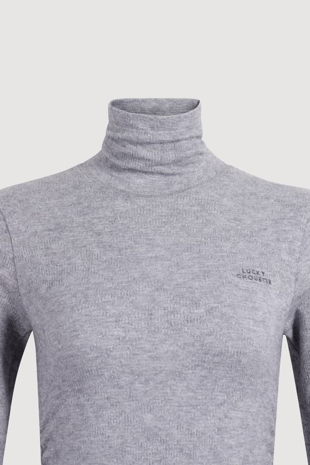 [Re-Order] 프릴 포인트 메탈 롱 슬리브 티셔츠 (멜란지 그레이)는 여성스러운 스타일을 연출하는 긴소매 티셔츠입니다. 멜란지 그레이 컬러의 무지 디자인에 메탈 소재와 프릴 디테일이 더해져 시크하면서도 여성스러운 분위기를 자아냅니다. 슬림핏 터틀넥 디자인으로 가을, 겨울철 데이트룩, 모임룩, 출근룩 등 다양한 TPO에 활용 가능합니다. 클래식, 미니멀, 시크 스타일을 즐겨 입는 분들께 추천합니다.
