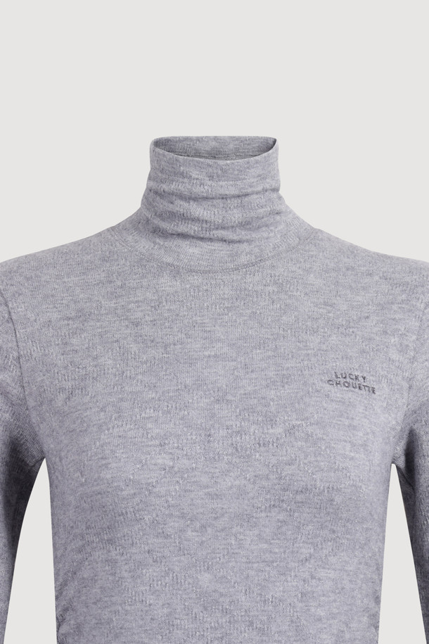 프릴 포인트 메탈 롱 슬리브 티셔츠 (그레이)는 여성스러운 무드와 캐주얼 스타일을 동시에 연출할 수 있는 티셔츠입니다. 부드러운 터틀넥 디자인에 슬림핏으로 제작되어 세련된 실루엣을 선사하며, 메탈 소재가 혼방되어 은은한 광택과 고급스러운 느낌을 더합니다. 봄, 가을, 겨울 세 계절 모두 활용 가능하며, 출근룩이나 모임룩 등 다양한 TPO에 매치하기 좋습니다. 무지 디자인에 프릴 디테일이 포인트로 더해져 클래식하면서도 미니멀한 스타일을 완성합니다. 긴 소매 기장으로 간절기에도 따뜻하게 착용할 수 있습니다.
