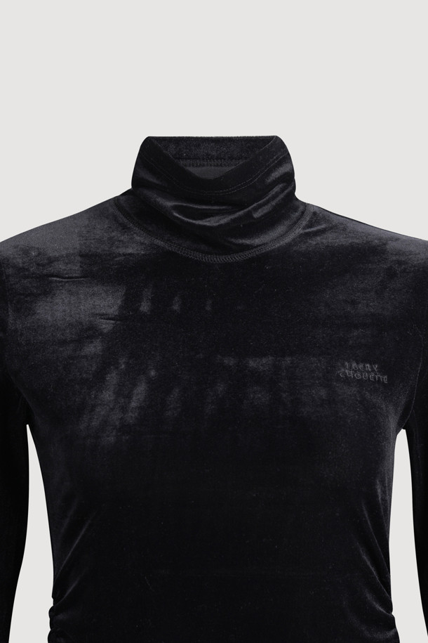 프릴 포인트 벨벳 긴소매 티셔츠(블랙)는 우아한 스타일을 연출하는 여성 티셔츠입니다. 부드러운 벨벳 소재에 슬림핏으로 제작되어 편안하면서도 세련된 실루엣을 선사합니다. 터틀넥 디자인과 밑단의 볼륨감, 프릴 디테일이 더해져 로맨틱하고 클래식한 무드를 강조합니다. 가을, 겨울 시즌에 데이트룩, 모임룩, 연말 모임룩 등 다양한 TPO에 활용하기 좋습니다. 신축성이 좋아 활동성 또한 보장하며, 블랙 컬러로 어떤 하의와도 쉽게 매치할 수 있습니다.
