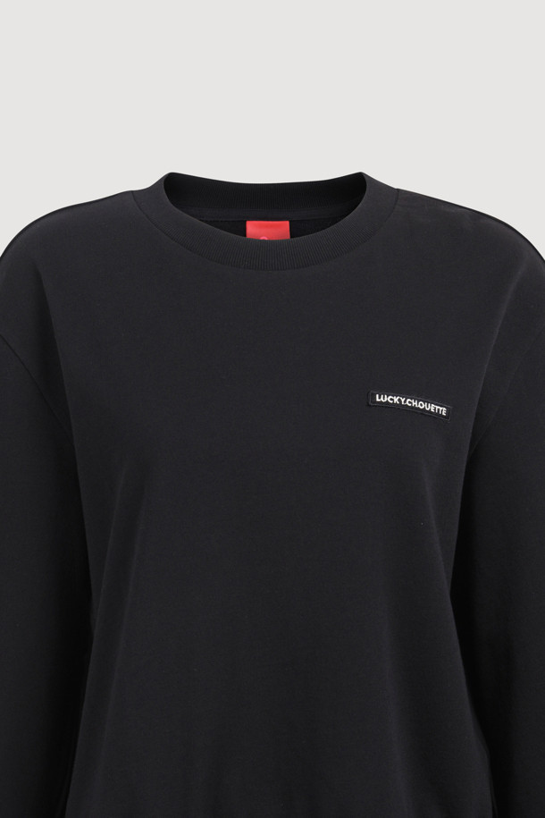 Hem Line Frill Sweatshirt (블랙)은 부드러운 면 소재로 제작되어 가을과 겨울에 따뜻하게 착용할 수 있는 여성 맨투맨입니다. 캐주얼하고 미니멀한 스타일로, 루즈핏과 라운드넥 디자인이 편안함을 선사합니다. 무지 패턴의 블랙 컬러는 어떤 하의와도 쉽게 매치할 수 있으며, 밑단 프릴 디테일이 여성스러운 포인트를 더합니다. 긴 소매 기장과 두꺼운 두께감으로 포근하게 착용 가능한 데일리 아이템입니다.
