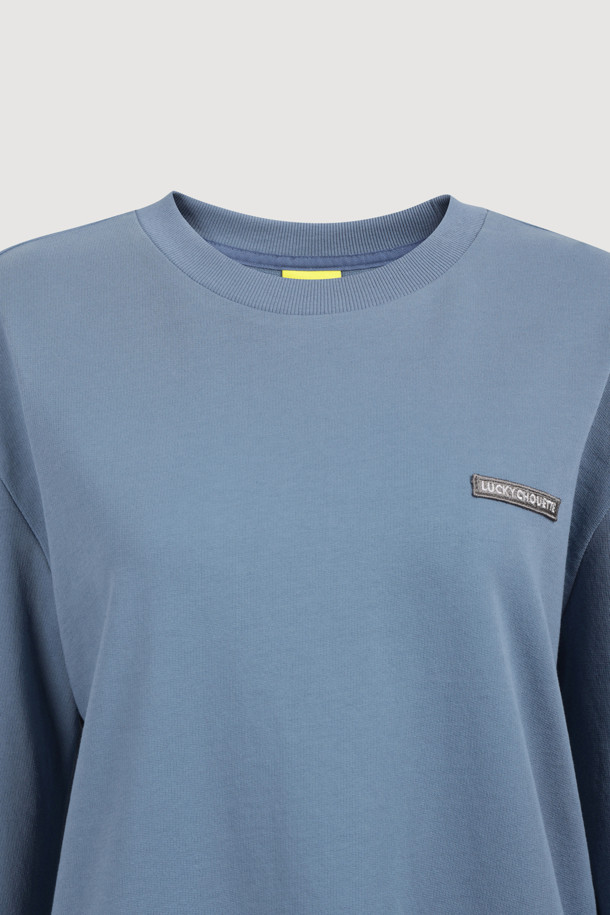 헤 라인 프릴 스웨트셔츠 (블루)는 산뜻한 블루 컬러와 부드러운 면 소재로 제작되어 봄, 가을 시즌에 활용하기 좋은 아이템입니다. 캐주얼한 무드를 연출하며 데이트룩, 봄 소풍룩에 적합합니다. 크롭 기장의 루즈핏으로 편안하면서도 스타일리시하게 연출할 수 있으며, 밑단 프릴 디테일이 여성스러운 포인트를 더합니다. 얇은 두께감과 라운드넥 디자인으로 간절기에도 부담 없이 착용 가능하며, 미니멀한 스타일을 즐기는 분들께 추천합니다.
