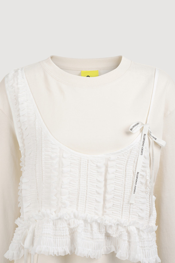 부드러운 면 소재의 '뷔스티에' 롱 슬리브 티셔츠입니다. 가볍고 얇은 두께감으로 봄, 가을 시즌에 활용하기 좋으며, 라운드넥과 긴 소매 디자인으로 여성스러운 무드를 연출합니다. 셔링 뷔스티에 디테일이 포인트이며, '실켓' 가공 처리된 싱글 져지 소재로 부드러운 촉감을 선사합니다. 스탠다드핏 또는 루즈핏으로 편안하게 착용 가능하며, 일상 및 데이트룩, 캐주얼 및 미니멀 스타일 연출에 적합합니다. 라이트 베이지 컬러로 다양한 하의와 매치하기 좋습니다.
