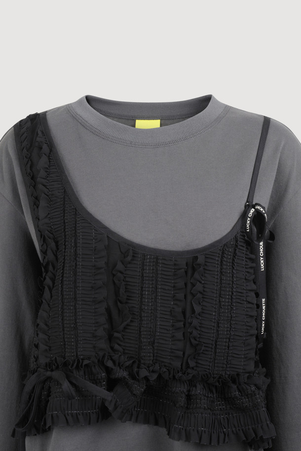 다크 그레이 컬러의 뷔스티에 롱 슬리브 티셔츠입니다. 부드러운 촉감의 면 소재로 제작되었으며, 봄, 가을에 착용하기 좋습니다. 루즈 핏에 라운드넥 디자인으로 편안한 착용감을 선사하며, 셔링 뷔스티에 디테일이 돋보입니다. 일상, 데이트룩, 모임룩 등 다양한 TPO에 캐주얼, 미니멀, 클래식 스타일로 연출하기 좋습니다. 싱글 져지 소재에 실켓 가공하여 부드러운 착용감을 느낄 수 있습니다.
