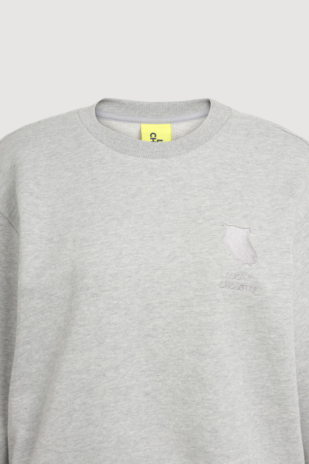 멜란지 그레이 컬러의 리본 포인트 맨투맨 티셔츠입니다. 캐주얼하고 미니멀한 스타일로, 봄, 가을에 어울리는 크롭 기장의 긴소매 디자인입니다. 오른쪽 소매에는 벨벳 리본 장식이, 가슴에는 슈에뜨 자수가 포인트로 자리 잡고 있습니다. 슬림핏으로 제작되어 더욱 세련된 핏을 연출하며, 일상에서 편안하게 착용할 수 있는 웨어러블 아이템입니다. 라운드넥으로 제작되어 어떤 스타일에도 잘 어울립니다.
