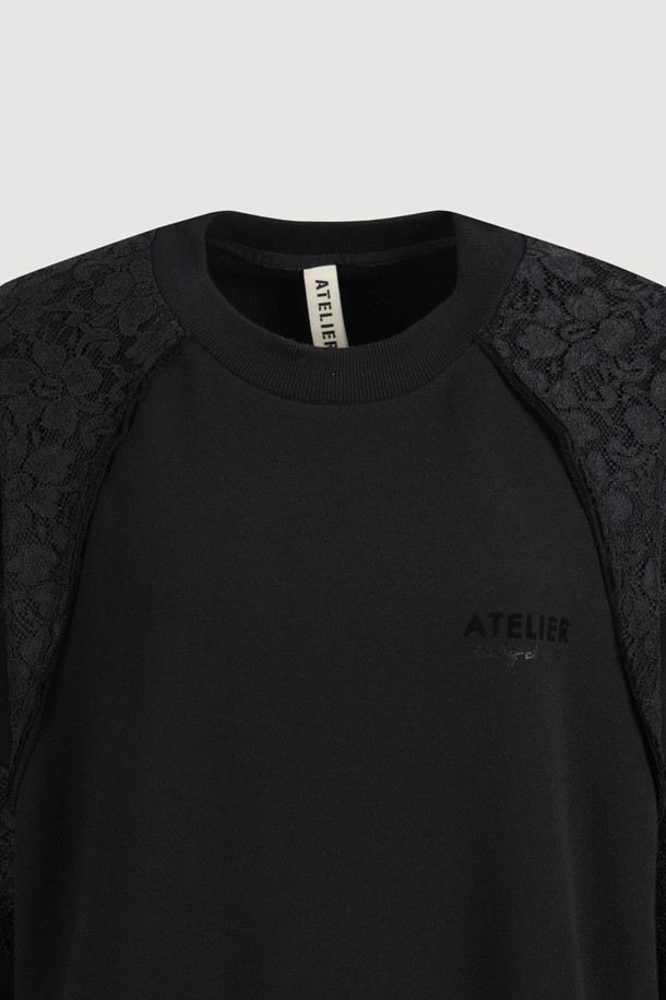 [Atelier] 레이스 패치 루즈핏 스웨트 티셔츠 (블랙)는 캐주얼하면서도 페미닌한 스타일을 연출하는 여성 의류입니다. 부드러운 져지 소재와 레이스 패치워크 디테일이 돋보이며, 라운드넥과 긴 소매 디자인으로 편안한 착용감을 선사합니다. 일상 룩, 특히 데이트룩에 적합하며 루즈핏으로 활동성을 높였습니다. 가슴 부분의 아틀리에 프린트가 특징이며, 진한 컬러 특성상 이염에 유의하여 착용해야 합니다.

