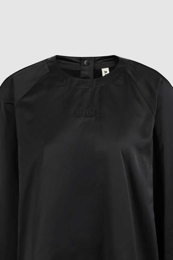 [Atelier] 우븐 믹스 롱 슬리브 티셔츠 (블랙)는 봄, 가을 계절에 어울리는 공용 의류입니다. 우븐과 져지 소재를 믹스하여 바스락거리는 촉감과 은은한 광택감을 선사하며, 루즈핏과 스탠다드핏으로 편안한 착용감을 제공합니다. 라운드넥에 긴소매 기장이며, 앞 중심의 아틀리에 자수 포인트가 돋보이는 블라우스 무드의 캐주얼 티셔츠입니다. 데이트룩이나 카페룩, 미니멀 & 캐주얼 & 스트릿 스타일을 즐기는 분들께 추천합니다.
