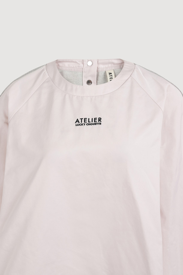 [Atelier] 우븐 믹스 롱 슬리브 티셔츠 (라이트 핑크)는 여성스러운 무드의 티셔츠입니다. 우븐과 미니 쮸리 소재를 혼방하여 바스락거리는 촉감과 은은한 광택감을 선사합니다. 라운드넥에 루즈핏으로 편안하게 착용 가능하며, 앞 중심의 아틀리에 자수 로고가 포인트입니다. 데이트룩이나 카페룩에 잘 어울리는 캐주얼, 스마트 캐주얼 스타일의 아이템으로, 봄, 가을에 활용하기 좋습니다. 블라우스처럼 여성스러운 분위기를 연출해보세요.
