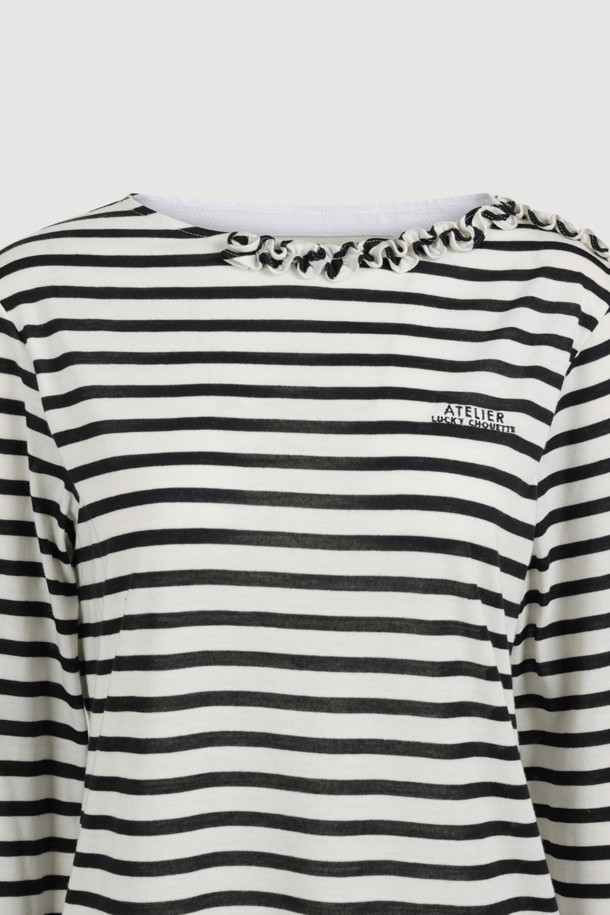 [Atelier] 프릴 포인트 스트라이프 롱 슬리브 티셔츠(아이보리)는 여성스러운 무드를 연출하는 캐주얼 티셔츠입니다. 부드러운 30수 싱글 져지 면 소재로 제작되어 편안한 착용감을 선사하며, 넥 프릴 디테일과 가슴 자수 포인트가 돋보입니다. 슬림핏 디자인에 아이보리 컬러와 스트라이프 패턴이 더해져 클래식하면서도 미니멀한 스타일을 완성합니다. 데이트룩이나 카페룩에 매치하여 여성스러운 분위기를 연출해보세요. 봄, 가을 시즌에 활용하기 좋은 웨어러블한 디자인의 긴소매 티셔츠입니다.
