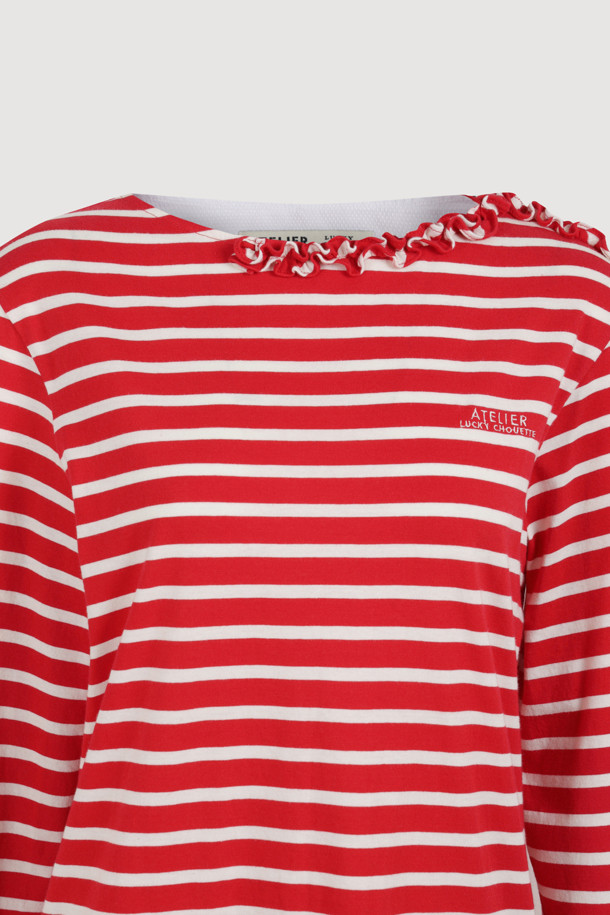 [Atelier] 프릴 포인트 스트라이프 롱 슬리브 티셔츠(레드)는 여성스러운 분위기를 연출하는 긴 소매 티셔츠입니다. 부드러운 면 소재로 제작되어 편안한 착용감을 선사하며, 얇은 두께감으로 봄, 가을 시즌에 활용하기 좋습니다. 넥 라인의 프릴 디테일과 가슴 부분의 아틀리에 자수 디테일이 돋보이며, 슬림핏 디자인과 스트라이프 패턴이 캐주얼하면서도 베이직한 스타일을 완성합니다. 데이트룩, 카페룩 등 다양한 상황에 어울리는 아이템으로, 미니멀한 스타일을 선호하는 분들께 추천합니다.
