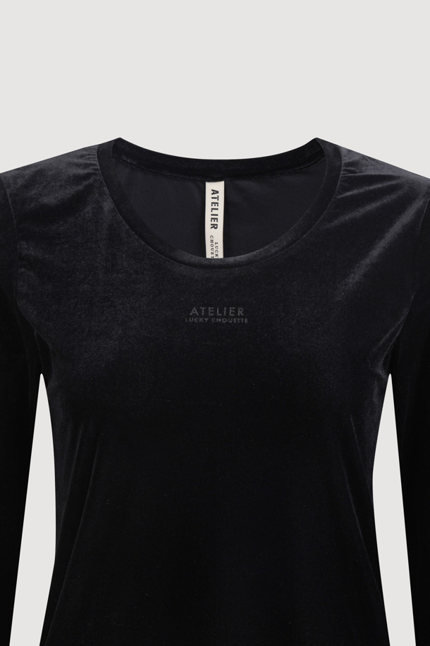 [Re-Order] [아뜰리에] 벨벳 U넥 긴 소매 티셔츠는 부드러운 벨벳 져지 소재로 제작되어 편안한 착용감을 선사합니다. 슬림핏 디자인의 블랙 컬러 무지 티셔츠로, U넥 라인과 긴 소매가 특징입니다. 봄, 가을, 겨울 모두 활용 가능하며, 신축성이 좋아 활동성을 높였습니다. "아뜰리에" 프린트 디테일이 더해져 베이직하면서도 세련된 스타일을 연출합니다. 데이트룩, 모임룩, 출근룩 등 다양한 TPO에 클래식, 미니멀, 시크 스타일로 코디하기 좋습니다.
