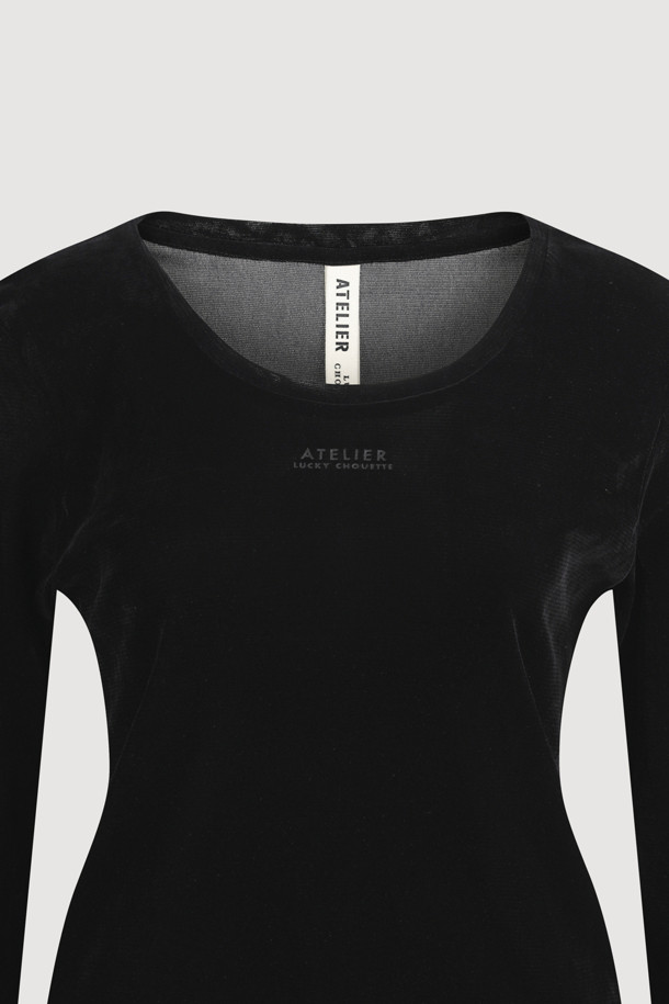[Re-Order] [아틀리에] 벨벳 U넥 긴 소매 티셔츠는 부드러운 벨벳 져지 소재로 제작되어 은은한 광택과 고급스러운 분위기를 자아냅니다. 슬림핏 디자인과 U넥 라인이 여성스러운 실루엣을 강조하며, 블랙 컬러는 어떤 스타일에도 쉽게 매치할 수 있습니다. 사계절 내내 활용 가능한 얇은 두께감으로 편안하게 착용 가능하며, 아틀리에 프린트가 은은하게 포인트를 더합니다. 데이트룩, 모임룩, 소개팅룩 등 다양한 TPO에 맞춰 클래식, 미니멀, 시크한 스타일을 연출해보세요.
