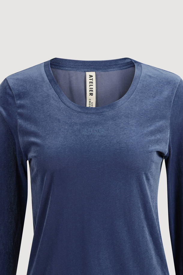 [Re-Order] [아틀리에] 벨벳 U넥 긴 소매 티셔츠는 부드러운 벨벳 져지 소재로 제작되어 가을과 겨울에 따뜻하고 편안하게 착용할 수 있습니다. 슬림핏 디자인에 U넥 라인으로 여성스러운 실루엣을 연출하며, 베이직한 스타일로 데이트룩, 모임룩 등 다양한 TPO에 활용하기 좋습니다. 신축성이 뛰어나 활동성을 높였으며, 앞 중심에는 아틀리에 프린트가 더해져 포인트를 줍니다. 얇은 두께감으로 레이어드하기 좋으며, 단독 손세탁을 권장합니다. 클래식, 미니멀, 캐주얼 스타일을 즐기는 분들께 추천합니다.
