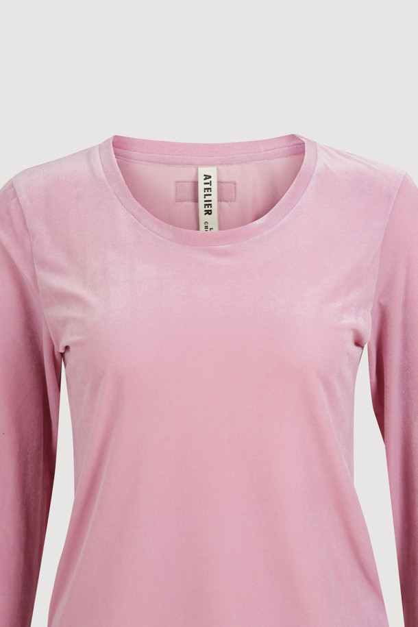 [Atelier] 벨벳 U넥 롱 슬리브 티셔츠(핑크)는 부드러운 벨벳 져지 소재로 제작되어 은은한 광택과 고급스러운 분위기를 자아냅니다. 슬림핏 디자인과 U넥 라인이 여성스러운 실루엣을 연출하며, 얇은 두께감으로 편안한 착용감을 선사합니다. 신축성이 좋아 활동성이 뛰어나며, 뒷넥 테이프 위 아틀리에 자수 포인트가 유니크함을 더합니다. 데이트룩, 모임룩, 파티룩 등 특별한 날을 위한 포인트 착장용으로 제격입니다. 캐주얼, 미니멀, 로맨틱 스타일을 모두 소화 가능한 활용도 높은 아이템입니다.
