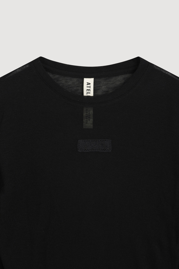[Atelier] 엠브로이더리 포인트 슬림핏 긴팔 티셔츠 (블랙)는 부드러운 촉감의 울과 텐셀 혼방 소재로 제작되어 편안한 착용감을 선사합니다. 라운드넥 디자인에 아틀리에 자수 포인트와 레이스 테이프 디테일이 더해져 캐주얼하면서도 미니멀한 스타일을 연출합니다. 슬림핏으로 제작되어 슬림한 실루엣을 강조하며, 봄, 가을에 데이트룩 또는 카페룩으로 활용하기 좋습니다. 스탠다드 핏의 루즈한 실루엣이 특징이며, 블랙 컬러로 어떤 스타일에도 쉽게 매치할 수 있습니다.
