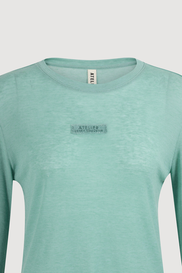 [Atelier] 자수 포인트 슬림핏 긴팔 티셔츠 (green)는 부드러운 촉감의 울, 텐셀 혼방 소재로 제작되어 봄, 가을에 착용하기 좋습니다. 슬림핏 디자인과 라운드넥으로 캐주얼하고 베이직한 스타일을 연출하며, 레이스 테이프 디테일과 아틀리에 자수 포인트가 특징입니다. 데이트룩, 카페룩 등 다양한 TPO에 활용 가능하며, 이너용 티셔츠로도 적합하여 활용도가 높습니다. 그린 컬러로 세련된 느낌을 더해 클래식, 미니멀 스타일을 즐기는 분들께 추천합니다.
