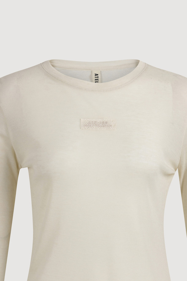 [Atelier] 자수 포인트 슬림 핏 긴팔 티셔츠는 부드러운 촉감의 울, 텐셀 혼방 소재로 제작되어 봄, 가을에 착용하기 좋습니다. 아이보리 컬러에 아틀리에 자수 포인트와 레이스 테이프 디테일이 더해져 캐주얼하면서도 베이직한 스타일을 연출합니다. 슬림핏 디자인과 라운드넥으로 편안하게 착용 가능하며, 얇은 두께감으로 다양한 스타일링에 활용하기 좋습니다. 동네 마실룩, 카페룩 등 편안한 TPO에 미니멀, 클래식한 스타일을 더해보세요. 후라이스 소재로 제작되어 부드러운 착용감을 선사합니다.
