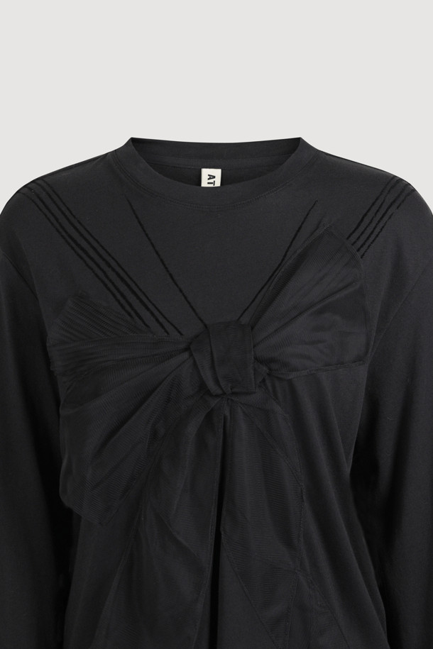 [Atelier] 리본 아플리케 롱 슬리브 티셔츠 (블랙)는 부드러운 모달 소재로 제작되어 편안한 착용감을 선사합니다. 유니크하고 캐주얼한 스타일을 연출하며, 메쉬 리본 디테일과 세일러 카라 프린트, 하이브리드 디자인이 돋보입니다. 라운드넥에 여유 있는 핏으로 편안함을 더했으며, 봄, 가을 계절에 데이트룩, 카페룩 등 다양한 TPO에 활용하기 좋습니다. 미니멀하면서도 로맨틱한 무드를 연출할 수 있는 긴소매 티셔츠입니다.
