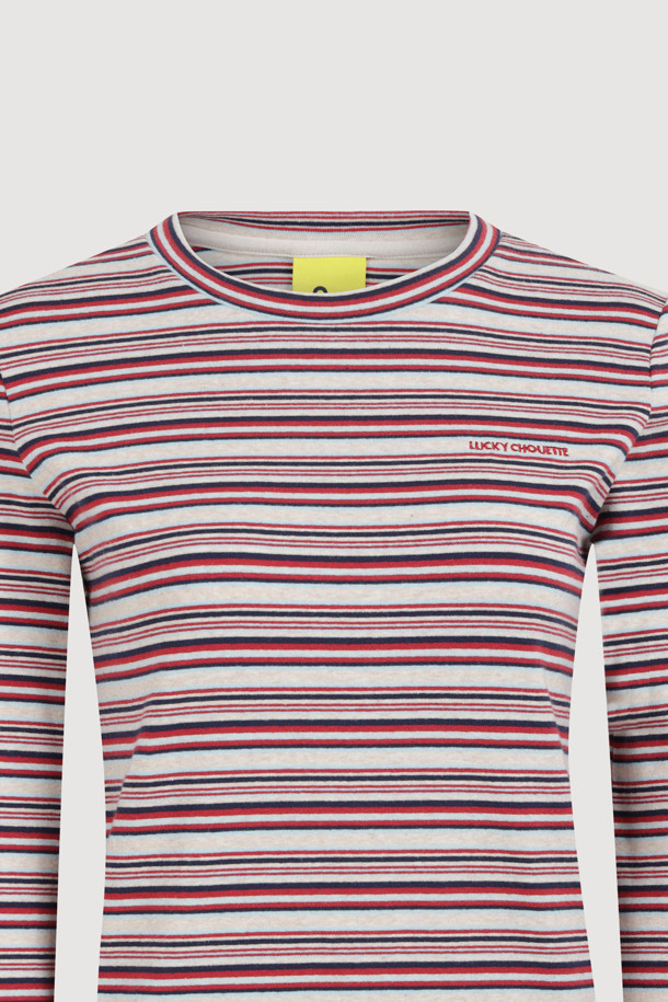 [Re-Order] 스트라이프 슬림핏 긴팔 티셔츠 (레드)는 캐주얼하고 베이직한 스타일의 긴팔 티셔츠입니다. 봄, 가을에 어울리는 슬림핏 디자인으로, 데이트룩이나 봄 소풍룩에 매치하기 좋습니다. 부드러운 신축성 좋은 소재로 제작되어 편안한 착용감을 선사합니다. 가슴 부분의 레터링 자수 포인트와 뒷넥 개발 라벨이 돋보이며, 레드 컬러의 스트라이프 패턴이 돋보입니다. 미니멀한 스타일을 선호하는 분들께 추천합니다.
