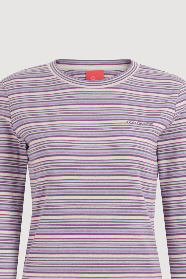 스트라이프 슬림 핏 롱 슬리브 티셔츠 (바이올렛)는 여성용 티셔츠로, 봄, 가을에 입기 좋은 긴소매 디자인입니다. 부드러운 면과 스판덱스 혼방 소재로 제작되어 편안한 착용감을 선사하며, 슬림 핏으로 깔끔한 실루엣을 연출합니다. 라운드넥에 가슴 레터링 자수 포인트와 뒷넥 개발 라벨 디테일이 돋보이며, 신축성 좋은 소재로 활동성을 높였습니다. 캐주얼하고 베이직한 스타일로, 동네 마실룩이나 봄 소풍룩에 활용하기 좋습니다.
