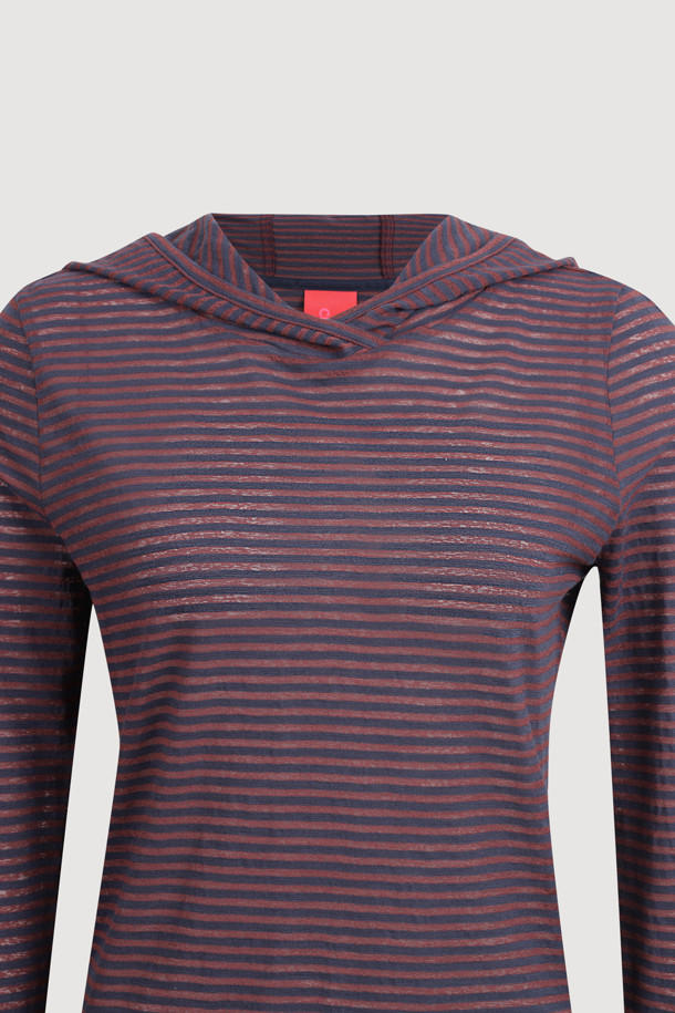 슬림핏 후드 티셔츠는 다크 브라운 컬러의 여성용 후드 티셔츠입니다. 봄, 가을 시즌에 적합하며, 얇은 두께와 부드러운 져지 소재로 편안한 착용감을 선사합니다. 슬림핏으로 제작되어 캐주얼하고 미니멀한 스타일을 연출하며, 소매와 후드에 프릴 디테일이 더해져 여성스러운 포인트를 더했습니다. 스트라이프 패턴과 배색 스티치 자수 디테일이 돋보이며, 기본 이너로 활용도가 높아 동네 마실룩, 카페룩, 봄 소풍룩 등 다양한 TPO에 활용하기 좋습니다.
