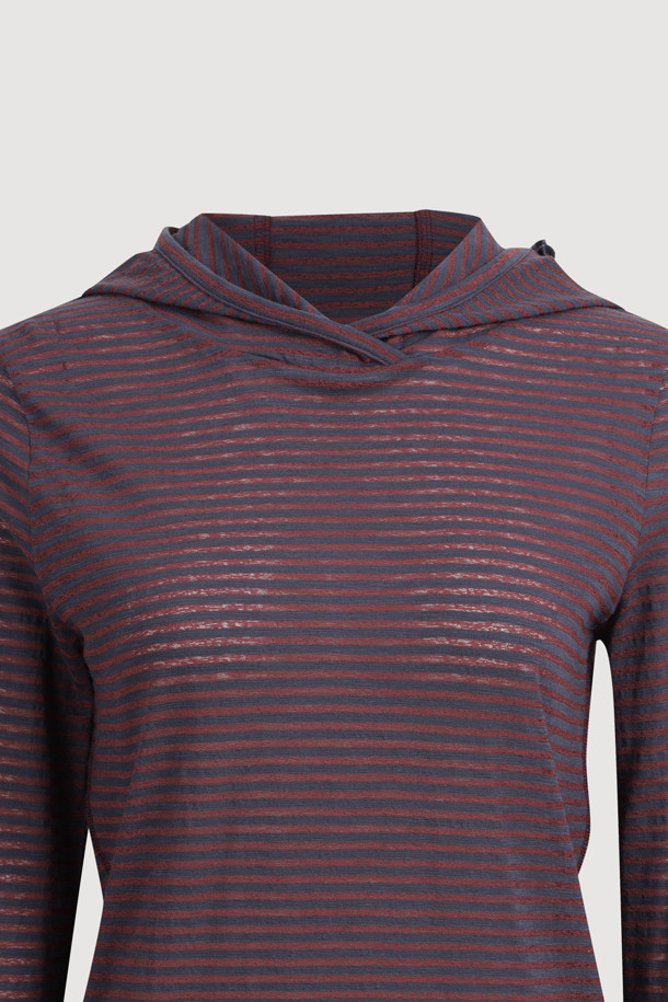 **슬림핏 후드 티셔츠**

여성용 슬림핏 후드 티셔츠입니다. 갈색 컬러에 캐주얼한 스타일로, 봄, 가을에 착용하기 좋습니다. 소매와 후드 부분에 프릴 디테일이 있으며, 배색 스티치 자수가 포인트입니다. 스트라이프 및 플라워 패턴으로 디자인되어 있으며, 기본 이너 티셔츠로 활용 가능합니다. 동네 마실룩, 카페룩, 봄 소풍룩 등 다양한 TPO에 맞춰 미니멀하고 로맨틱한 스타일을 연출해보세요.
