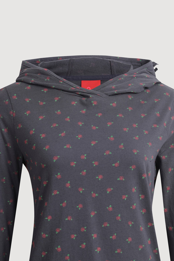 슬림핏 후드 티셔츠는 다크 그레이 컬러의 여성 의류로, 봄, 가을에 착용하기 좋습니다. 캐주얼하고 미니멀한 스타일을 연출하며, 일상, 동네 마실룩, 카페룩, 집콕룩 등 다양한 TPO에 활용할 수 있습니다. 져지 소재의 레귤러 기장 티셔츠로, 소매와 후드에 프릴 디테일을 더해 여성스러운 포인트를 주었습니다. 스트라이프와 플라워 패턴이 있으며, 배색 스티치 자수 디테일이 돋보입니다. 기본 이너 티셔츠로 활용하여 간편하게 스타일링할 수 있습니다.
