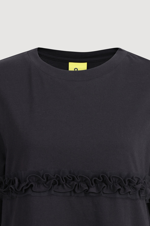 프릴 포인트 반소매 티셔츠는 여성 의류로, 캐주얼하고 미니멀한 스타일을 연출하기에 좋습니다. 봄, 여름 시즌에 적합하며, 스탠다드 핏과 라운드넥 디자인으로 편안하게 착용할 수 있습니다. 블랙 색상의 무지 티셔츠로, 앞판 메쉬 배색과 프릴 디테일이 특징입니다. 뒤 상단에는 엠블럼 자수 디테일이 더해져 포인트를 줍니다.
