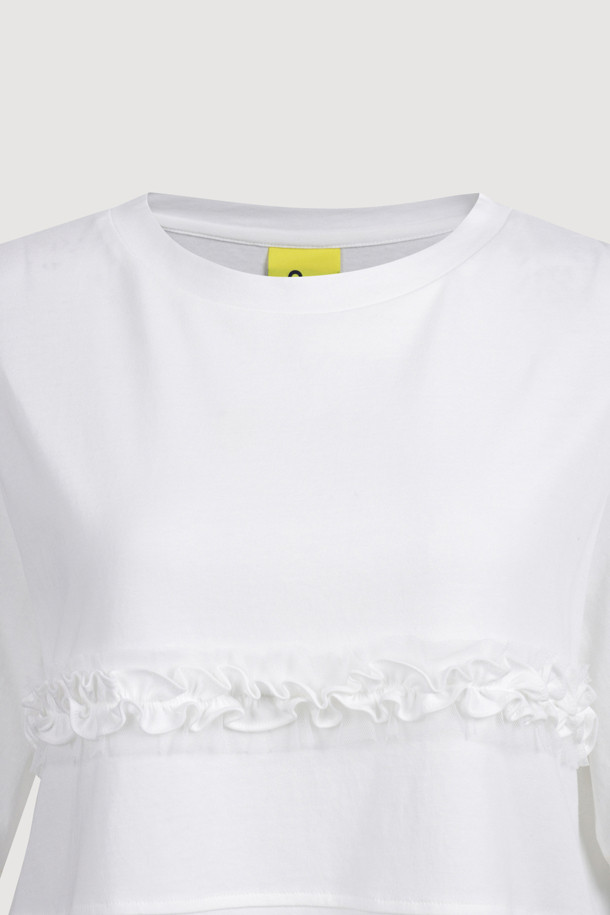 프릴 포인트 반소매 티셔츠는 여성스러운 무드를 연출해 주는 캐주얼 스타일의 반팔 티셔츠입니다. 라운드넥 디자인에 스탠다드핏 또는 루즈핏으로 편안하게 착용 가능하며, 봄, 여름 시즌에 적합합니다. 화이트 색상에 무지 패턴으로 어떤 하의와도 쉽게 매치할 수 있습니다. 메쉬 배색과 엠블럼 자수, 프릴 디테일이 더해져 포인트를 더했습니다. 동네 마실룩, 여행룩 등 다양한 상황에서 웨어러블하게 활용할 수 있습니다.
