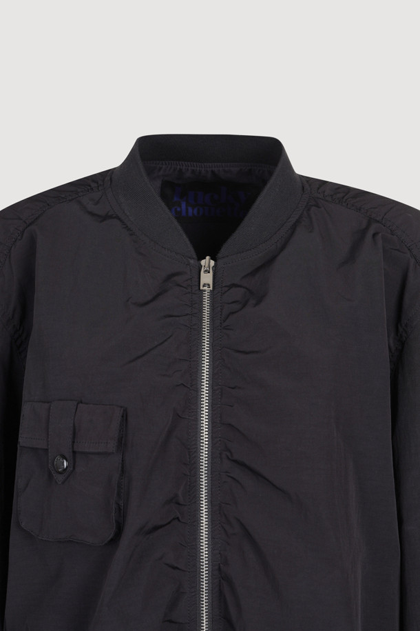 솔리드 포켓 집업 점퍼 (블랙)는 가볍고 부드러운 나일론 소재로 제작되어 봄, 가을 간절기에 적합합니다. 루즈핏으로 편안한 착용감을 선사하며, 블랙 컬러에 무지 패턴으로 어떤 옷에도 쉽게 매치할 수 있습니다. 밑단 밴딩과 니트 넥라인, 아웃포켓, 셔링 디테일이 더해져 캐주얼하면서도 페미닌한 스타일을 연출합니다. 동네 마실룩이나 산책룩과 같이 가벼운 일상에 미니멀하게 활용하기 좋습니다. 긴 소매 기장의 집업 스타일 점퍼입니다.
