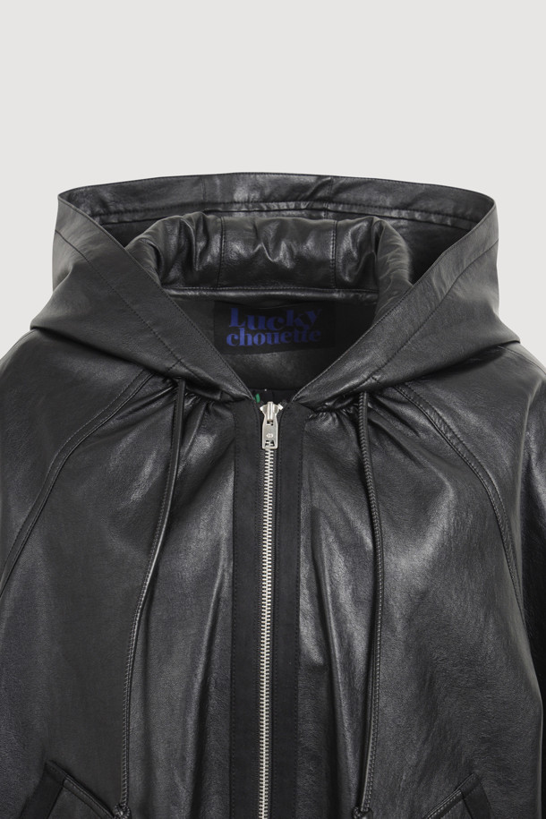 [Re-Order] 페이크 레더 후드 점퍼 (블랙)는 가을, 겨울 시즌에 어울리는 여성용 점퍼입니다. 루즈핏으로 제작되어 편안한 착용감을 선사하며, 지퍼형 여밈 방식으로 간편하게 착용할 수 있습니다. 블랙 컬러에 로고 패턴이 더해져 캐주얼하고 스트릿한 무드를 연출합니다. 두꺼운 두께감의 인조가죽과 페이크 스웨이드 배색으로 고급스러움을 더했으며, 긴 소매와 후드 디자인이 특징입니다. 겨울 데일리룩, 쇼핑룩, 산책룩 등 다양한 TPO에 활용할 수 있습니다.
