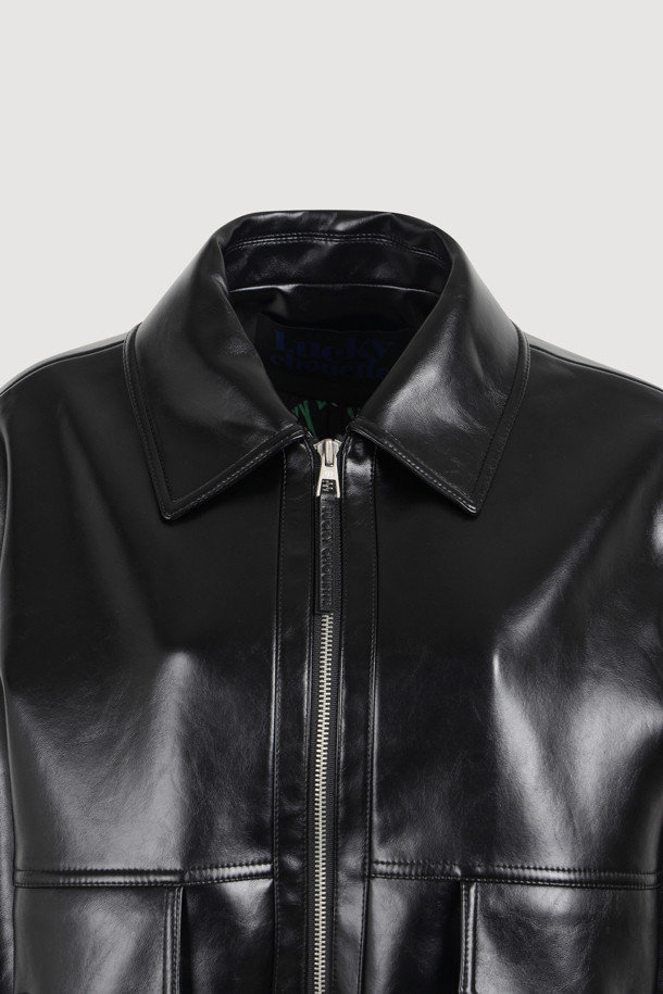 페이크 레더 카라 점퍼 (블랙)는 가을, 겨울 시즌에 어울리는 여성용 아우터입니다. 캐주얼, 스트릿 스타일을 연출하기 좋으며, 넉넉한 레귤러핏으로 편안하게 착용할 수 있습니다. 블랙 컬러의 무지 디자인에, 인조가죽 소재와 두꺼운 두께감으로 따뜻함을 더했습니다. 칼라 디테일, 지퍼 슬라이더 장식, 가슴 포켓, 스냅 버튼, 밑단 밴딩, 럭키 로고 안감 등 다양한 특징을 갖춘 블루종 스타일의 점퍼입니다. 겨울 데일리룩, 쇼핑룩, 모임룩에 활용하기 좋은 아이템입니다.
