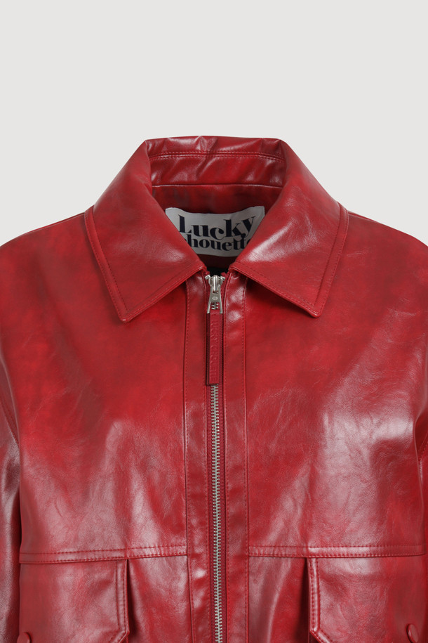 페이크 레더 카라 점퍼 (레드)는 캐주얼, 스트릿 스타일을 즐기는 여성들을 위한 크롭 기장의 인조 가죽 점퍼입니다. 봄, 가을에 적합하며, 부드러운 촉감의 소재로 제작되어 편안하게 착용할 수 있습니다. 지퍼형 여밈 방식에 밑단 이밴드 블루종 디자인으로 활동성을 높였으며, 워시드 가공과 래키 (LUCKY) 로고 안감, 가슴 포켓 스냅 디테일이 특징입니다. 데이트룩, 쇼핑룩 등 다양한 TPO에 맞춰 미니멀한 스타일링을 연출해보세요. 루즈핏으로 편안하면서도 멋스러운 핏을 선사합니다.
