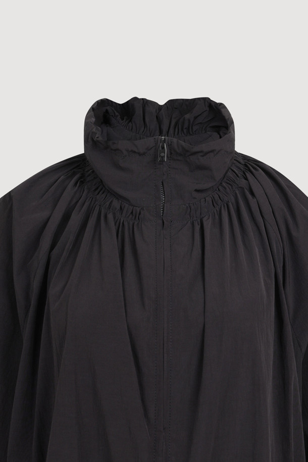 볼륨 포켓 롱 점퍼 (black)는 캐주얼, 스트리트 스타일을 즐기는 분들을 위한 아우터입니다. 롱 기장의 무지 디자인으로, 봄, 가을에 가볍게 걸치기 좋습니다. 루즈핏에 부드러운 나일론 소재를 사용하여 편안한 착용감을 선사하며, 넥과 허리 밑단의 셔링 디테일이 여성스러운 실루엣을 연출합니다. 원피스형 실루엣과 볼륨감 있는 디자인, 입체적인 아웃 포켓이 돋보이며, 지퍼 여밈 방식으로 간편하게 착용할 수 있습니다. 동네 마실룩이나 산책룩에 안성맞춤입니다.
