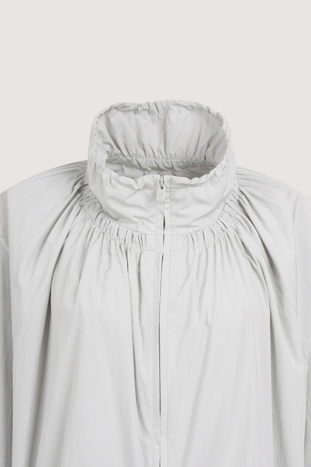 볼륨 포켓 롱 점퍼 (라이트 그레이)는 캐주얼, 스트릿, 미니멀 스타일을 즐겨 입는 여성 고객을 위한 아이템입니다. 가볍고 부드러운 나일론 소재로 제작되어 봄, 가을 간절기에 적합하며, 얇은 두께감으로 편안한 착용감을 선사합니다. 롱 기장과 루즈핏으로 체형 커버에 효과적이며, 볼륨감 있는 포켓 디자인과 넥, 허리 밑단 셔링 디테일이 돋보입니다. 지퍼 여밈 방식으로 간편하게 착용 가능하며, 동네 마실룩, 산책룩 등 일상적인 활동에 스타일리시함을 더해줍니다. 원피스 같은 실루엣으로 여성스러움을 강조하며 다양한 룩에 활용하기 좋습니다.
