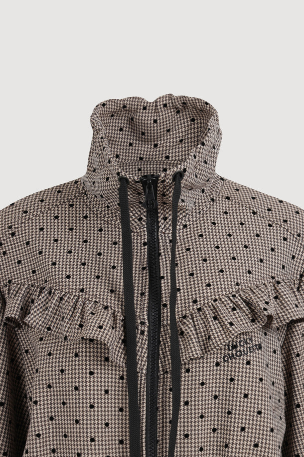 **[Re-Order] 프릴 디테일 체크 점퍼**

러블리함과 캐주얼 무드를 동시에 연출하는 여성 점퍼입니다. 가을, 겨울 시즌에 어울리는 두꺼운 두께감의 플리스 소재로 제작되어 부드러운 촉감을 선사합니다. 체크 패턴과 허리 스트링, 벌룬 핏으로 사랑스러운 분위기를 더하며, 투웨이 지퍼와 긴 소매, 프릴 디테일이 돋보입니다. 안감에는 LUCKY 로고 패턴과 솔리드 소매 안감을 사용하여 포인트를 주었습니다. 데이트룩, 산책룩 등 다양한 일상 스타일을 연출해보세요.
