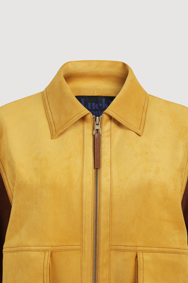 코듀로이 슬리브 페이크 스웨이드 점퍼 (옐로우)는 부드러운 스웨이드 소재의 몸판과 코듀로이 소매의 조화가 돋보이는 여성용 점퍼입니다. 캐주얼, 미니멀, 클래식 스타일을 아우르는 디자인으로, 가을과 겨울에 따뜻하게 착용하기 좋습니다. 오버핏 크롭 기장으로 편안한 착용감을 선사하며, 빅 사이즈 포켓과 금속 지퍼 디테일이 돋보입니다. 여행룩, 캠핑룩 등 다양한 TPO에 활용 가능하며, 옐로우와 브라운 두 가지 컬러로 만나볼 수 있습니다.
