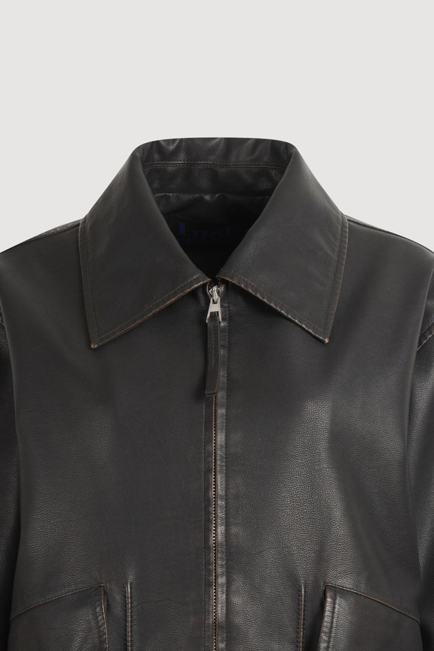 다크 브라운 컬러의 워싱 페이크 레더 카라 점퍼입니다. 힙 기장의 오버핏 블루종 스타일로, 가을과 겨울에 따뜻하게 착용할 수 있습니다. 겉감은 인조가죽 소재이며, 두꺼운 두께감과 패딩 안감으로 보온성을 높였습니다. 지퍼 여밈 방식과 아웃포켓 디테일, 밴딩 마감으로 활동성을 더했습니다. 데이트룩, 모임룩, 캐주얼 및 미니멀 스타일링에 모두 잘 어울립니다.
