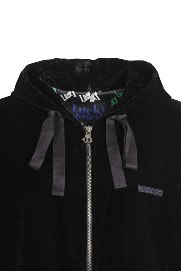 벨벳 프릴 후드 점퍼 (블랙)는 페미닌하고 유니크한 스타일을 연출하는 여성용 점퍼입니다. 부드러운 벨벳 소재에 두꺼운 두께감으로 따뜻함을 더하고, 프릴 디테일과 언밸런스 밑단으로 포인트를 더했습니다. 후드 디자인과 긴 소매, 집업 여밈 방식으로 편안하게 착용 가능하며, 로고 패턴 안감과 자수 와펜 장식이 고급스러움을 더합니다. 데이트룩, 모임룩 등 특별한 날, 또는 클래식, 미니멀, 로맨틱한 스타일을 연출하고 싶을 때 적합합니다.
