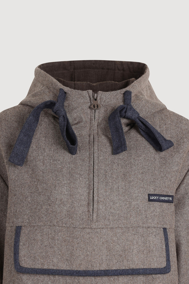 헤링본 후드 아노락 점퍼는 따뜻한 울 소재로 제작되어 겨울철에도 포근함을 선사합니다. 클래식한 헤링본 패턴에 스탠다드 핏으로, 유행을 타지 않는 스타일을 연출합니다. 후드 스트링 디테일과 엠블럼 슬라이더, 레터링 와펜으로 디자인의 완성도를 높였습니다. 리본 연출이 가능한 후드로 다양한 스타일을 소화할 수 있으며, 캐주얼하고 미니멀한 룩을 완성하기 좋습니다. 브라운 컬러의 집업 방식 아노락 점퍼로, 일상에서 편안하게 착용할 수 있습니다.
