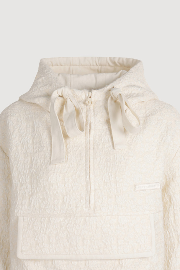 헤링본 후드 아노락 점퍼는 울 소재로 제작되어 따뜻한 착용감을 선사하는 여성용 아우터입니다. 아이보리 컬러의 스탠다드핏 디자인은 클래식하면서도 유니크한 스타일을 연출하며, 겨울철 출근룩과 모임룩에 모두 잘 어울립니다. 헤링본 패턴과 후드 스트링 리본 디테일, 엠블럼 슬라이더, 레터링 와펜, 솔리드 배색이 특징이며, 긴 소매와 집업 여밈 방식이 특징입니다. 두꺼운 두께감으로 보온성을 높였으며, 미니멀, 캐주얼 스타일을 선호하는 분들께 추천합니다.
