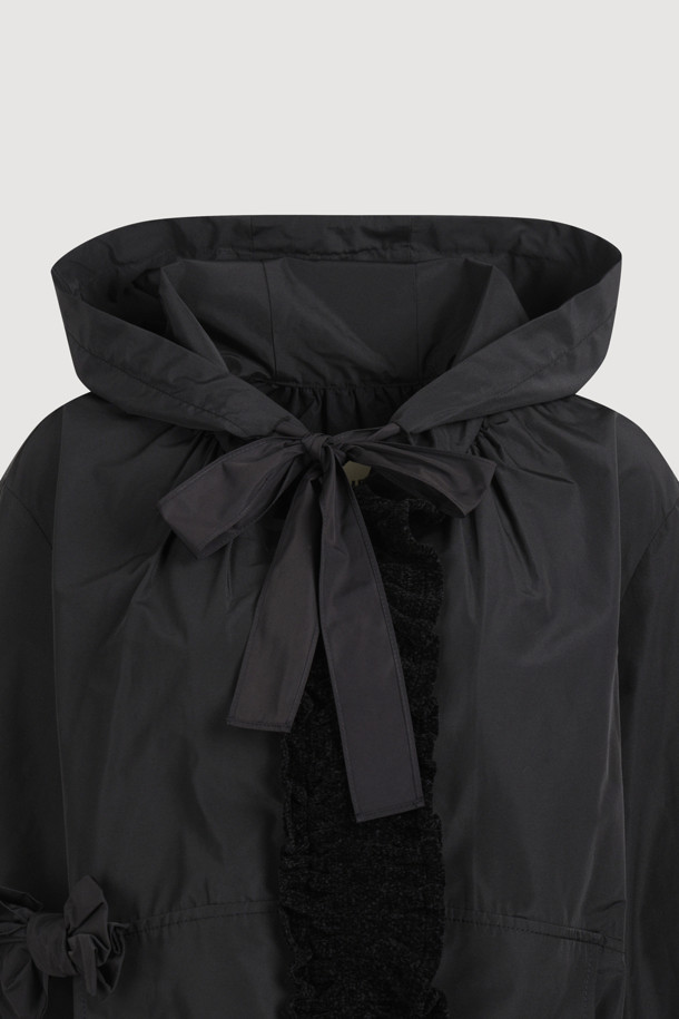 [Re-Order] [아뜰리에] 후드 아노락 점퍼 (블랙)는 여성 고객을 위한 캐주얼, 스포티 스타일의 아노락입니다. 봄, 가을에 어울리는 루즈핏의 후드 점퍼로, 힙 기장입니다. 블랙 컬러의 무지 디자인이며, 부드러운 촉감의 폴리에스터, 면 혼방 소재로 제작되었습니다. 셔링, 리본, 테이프, 니트 부자재 디테일이 특징이며, 산책룩에 활용하기 좋습니다. 긴 소매 기장으로 간절기에 편안하게 착용할 수 있습니다.
